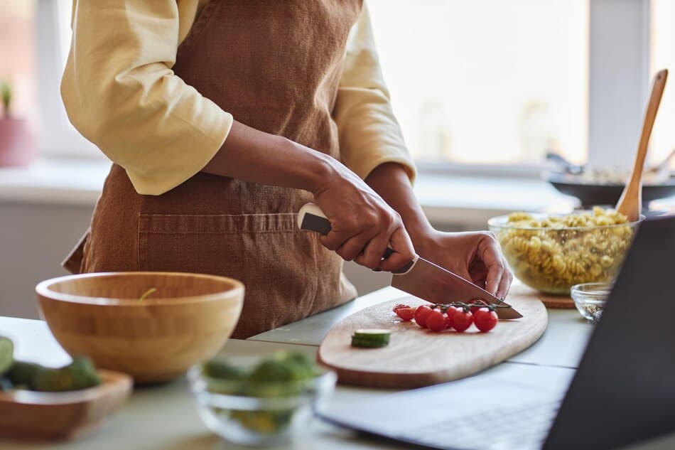 Part-time helper for cooking in Singapore